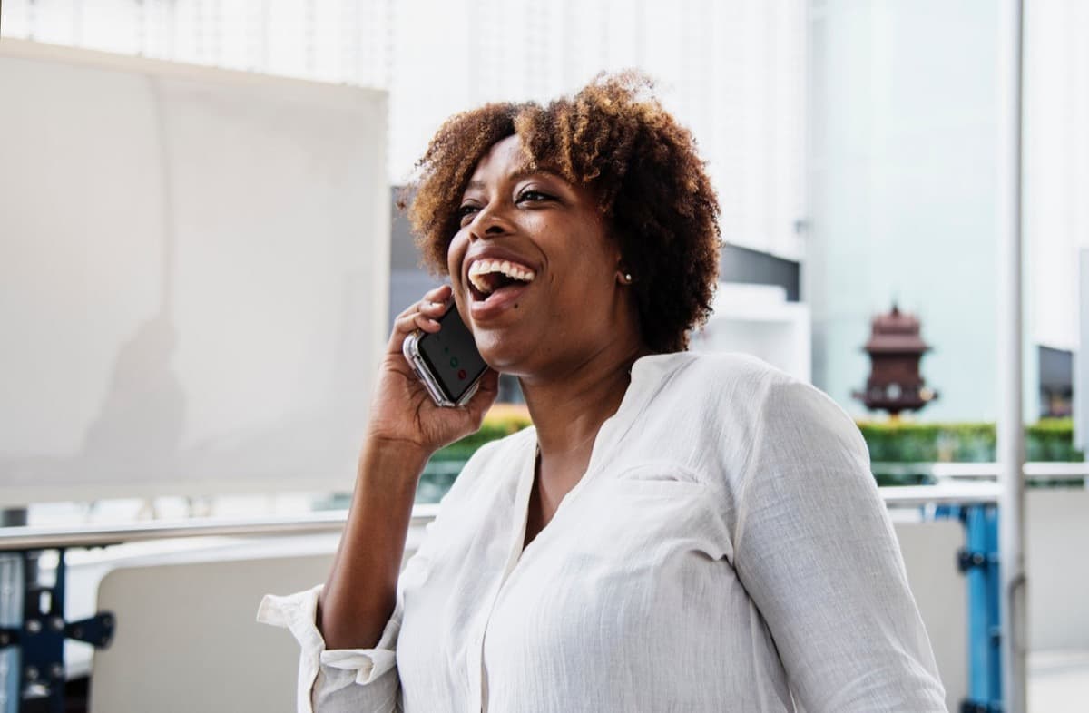 Une jeune femme souriante au travail — trouver une aide ménagère à Douala ou Yaoundé