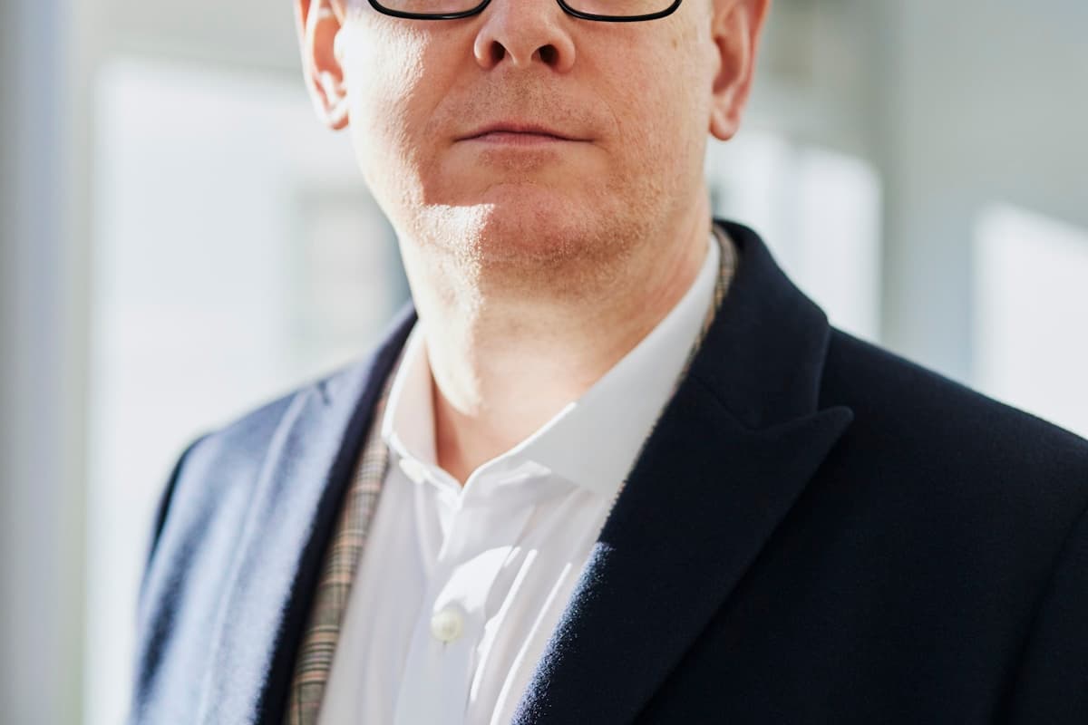 Jeune Camerounais en entretien d'embauche — conseils pour réussir son premier entretien