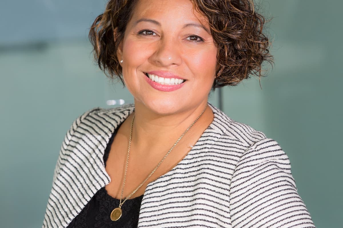 Jeune Camerounais cherchant son premier emploi — comment se faire embaucher sans expérience