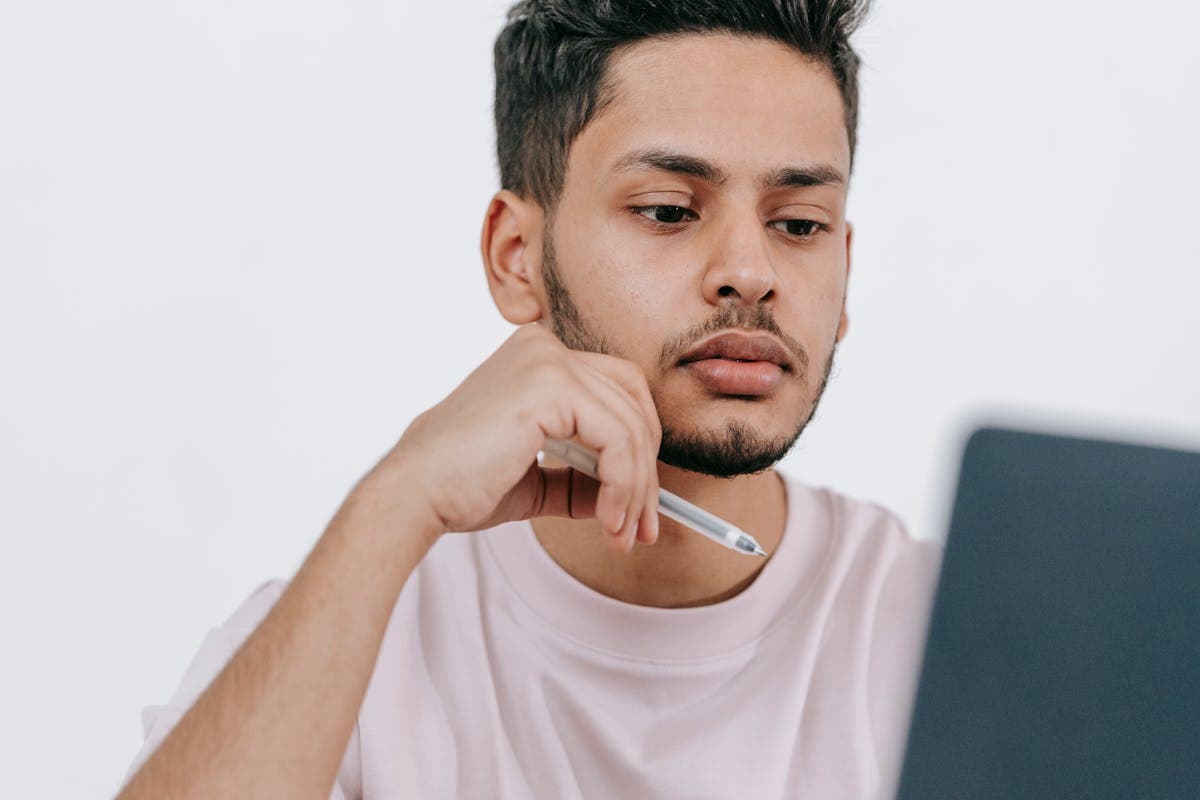 Un jeune Camerounais planifiant ses investissements — guide d'investissement pour débutants