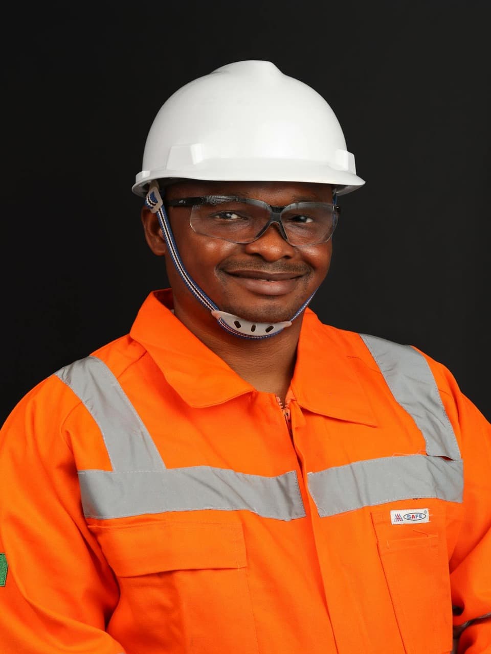 Travailleur camerounais souriant en équipement de sécurité